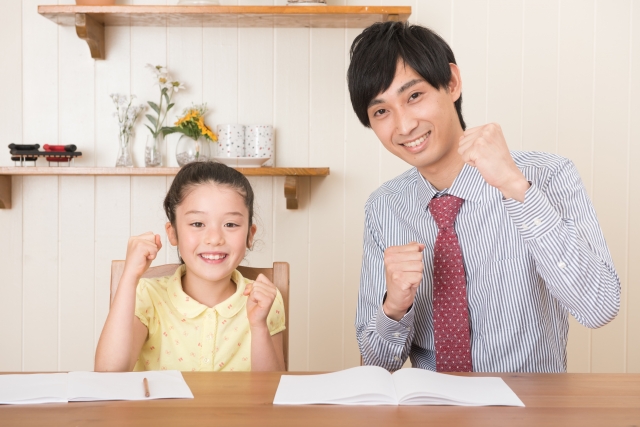 やる気ポーズの少女と家庭教師