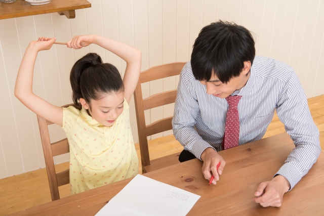 勉強をする少女と家庭教師