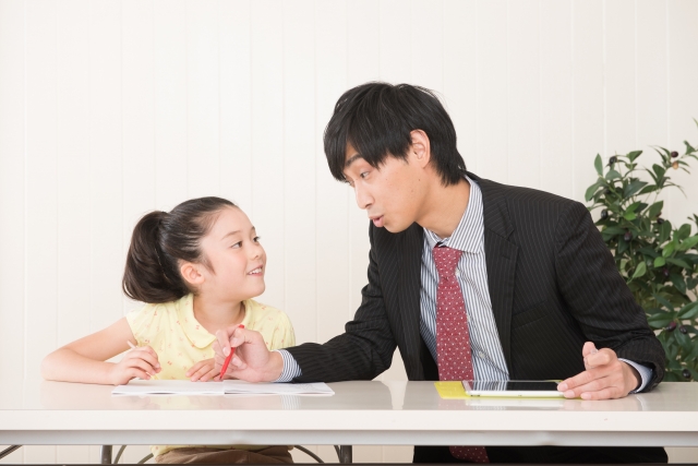 家庭教師と勉強する女子生徒