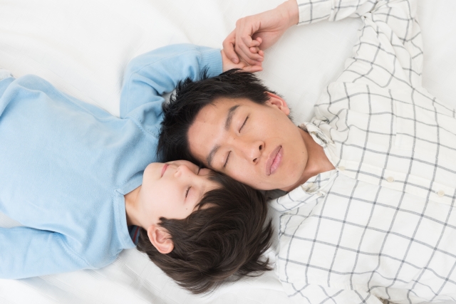 眠る父親と息子