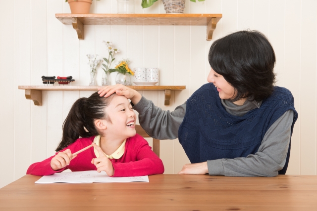 楽しそうに勉強をする母親と娘