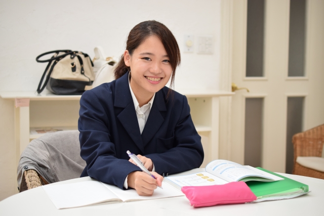 笑顔で勉強する女子生徒