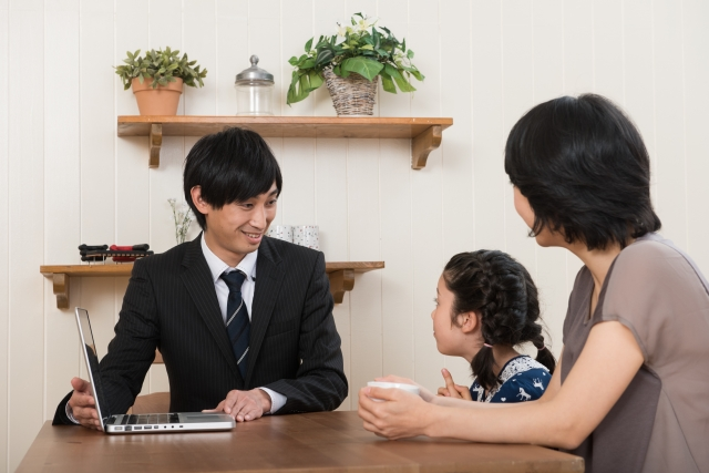 家庭教師と相談をする親子