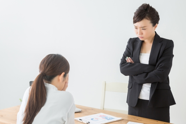 叱る女性と泣く女性