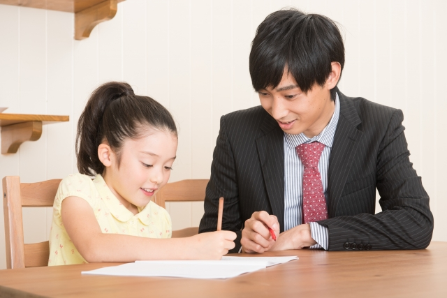 家庭教師と自宅学習する女子生徒