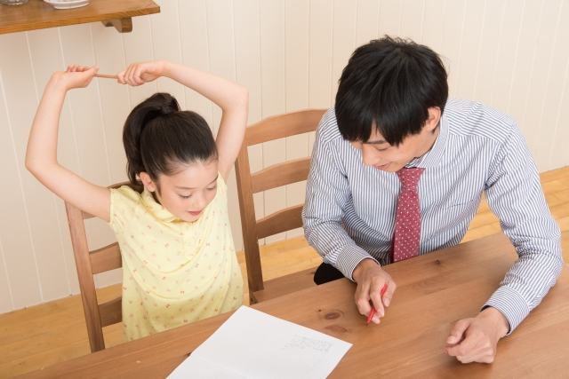 勉強する家庭教師と女の子