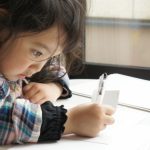 学習障害がある子どもの勉強方法。向き合い方や指導のコツとは