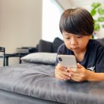 子どもにスマホはいつから持たせる？メリットや注意点を踏まえて判断を！