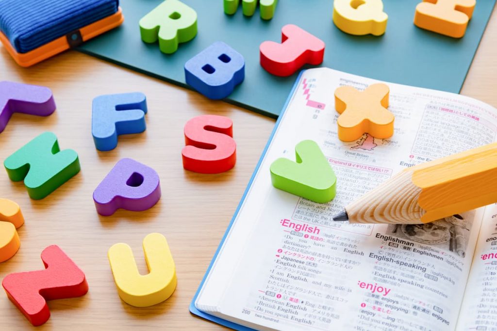 アルファベットのおもちゃと辞書