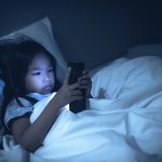 子どもの夜型化がもたらす影響とは？原因や解消方法を解説