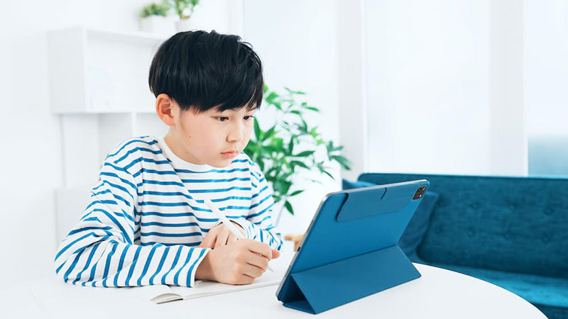 タブレットで勉強をする男の子