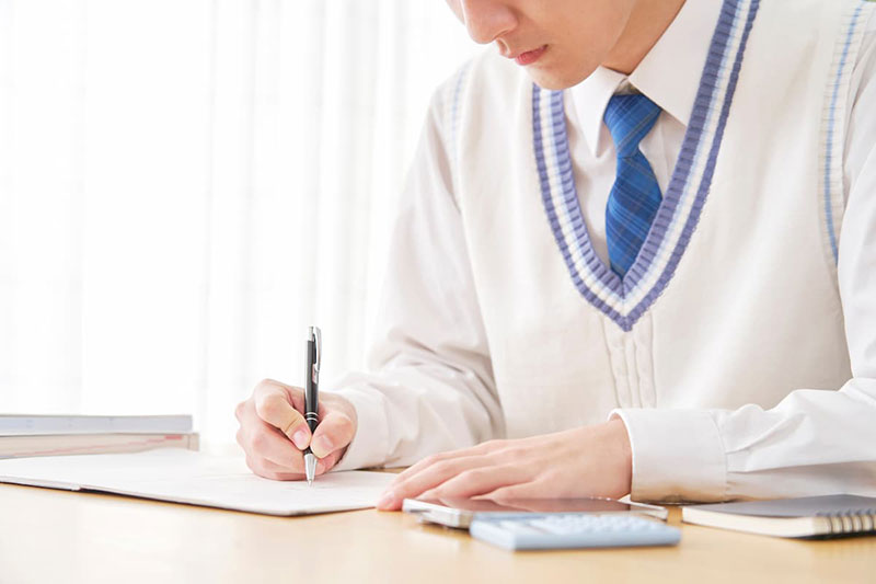 勉強する学生
