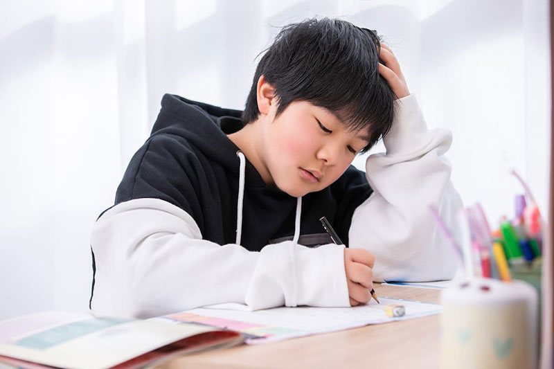 勉強をする学生